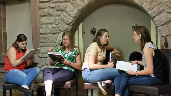 Nicole gibt Winzern individuellen Englischunterricht zum Thema Weinenglisch