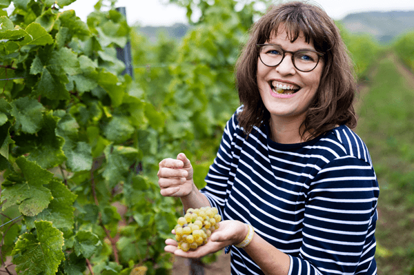 Nicole lernt seit 25 Jahren immer mehr über Wein und gibt deswegen super Englischseminare für Winzer