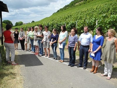 Manchmal lernt man auch Weinenglisch direkt im Weinberg, hier am 50. Breitengrad