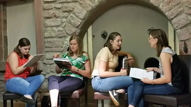 Nicole gibt Winzern individuellen Englischunterricht zum Thema Weinenglisch